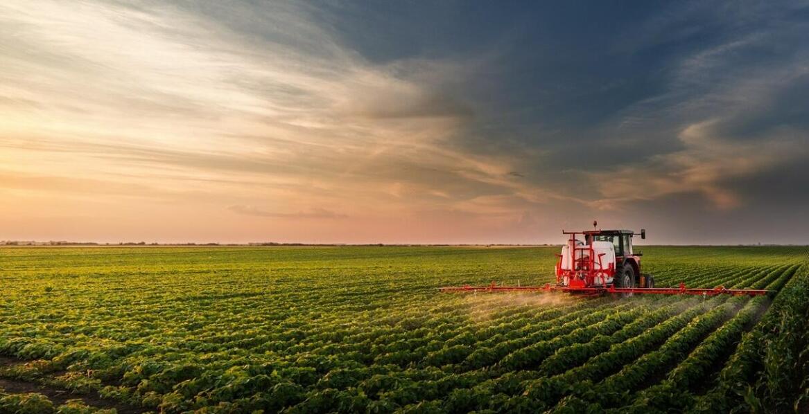 Jakie maszyny i narzędzia wspomagają efektywny siew materiału siewnego?
