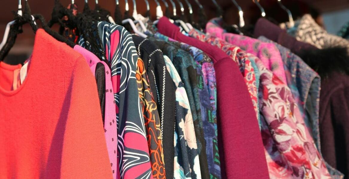 Jakie modele sukienek z oferty Luisa Cerano podkreślają kobiecą sylwetkę?