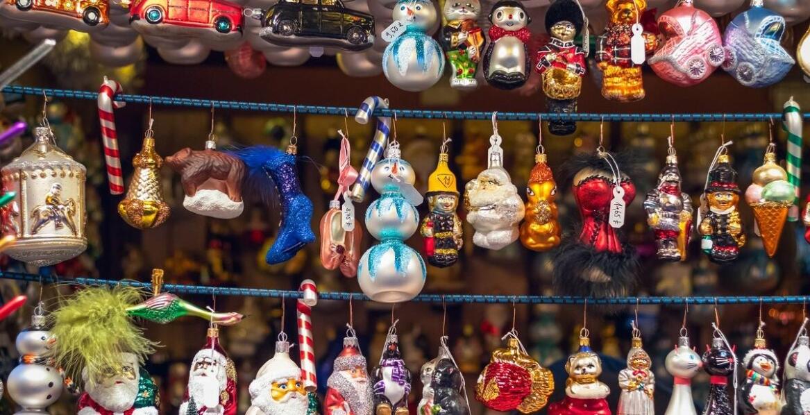 Tradycyjne wzory na bombkach szklanych – jak wprowadzić polski folklor do świątecznych dekoracji?