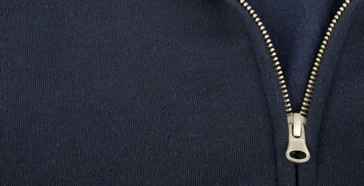 Kurtka policyjna: Jakie funkcje są kluczowe dla bezpieczeństwa służb mundurowych?