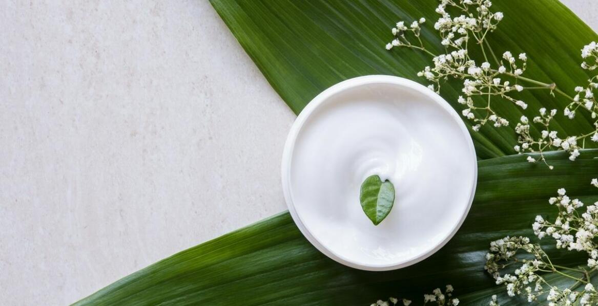 Jakie efekty można osiągnąć dzięki regularnemu stosowaniu peelingów Milk Shake?