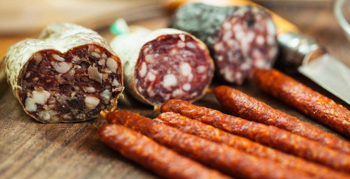 Jak formowanie w osłonki wpływa na wygląd kiełbas
