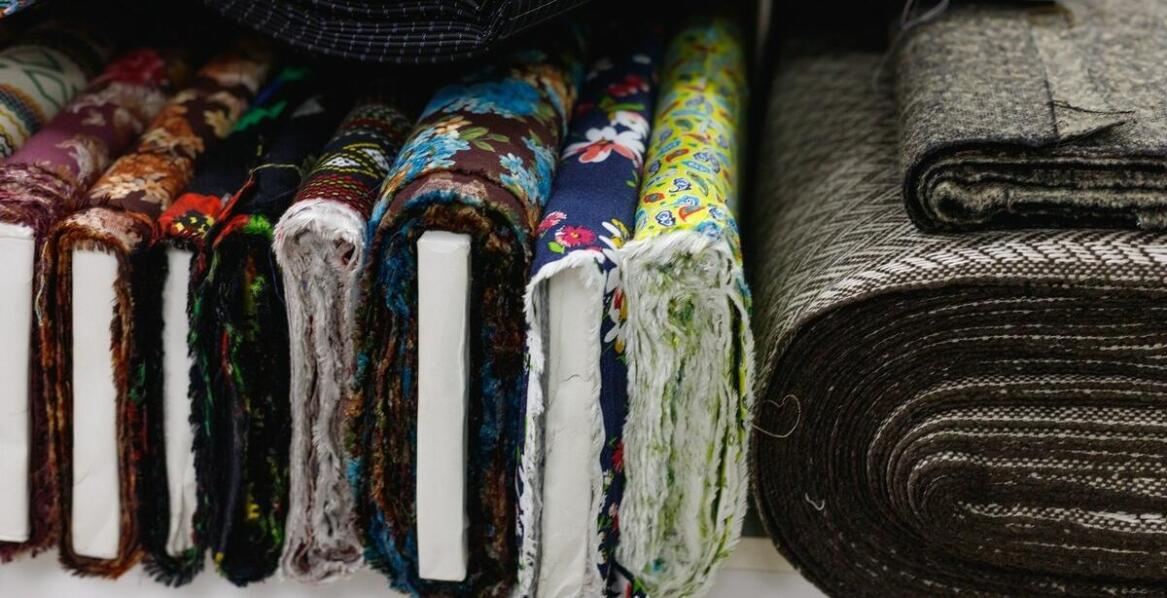 Jakie korzyści niesie zakup tkanin dekoracyjnych w hurtowni tkanin?