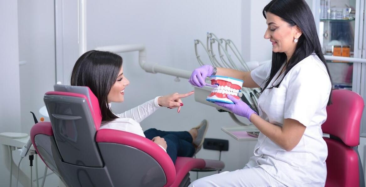 Jak wizyty u protetyka mogą wpłynąć na zdrowie jamy ustnej?