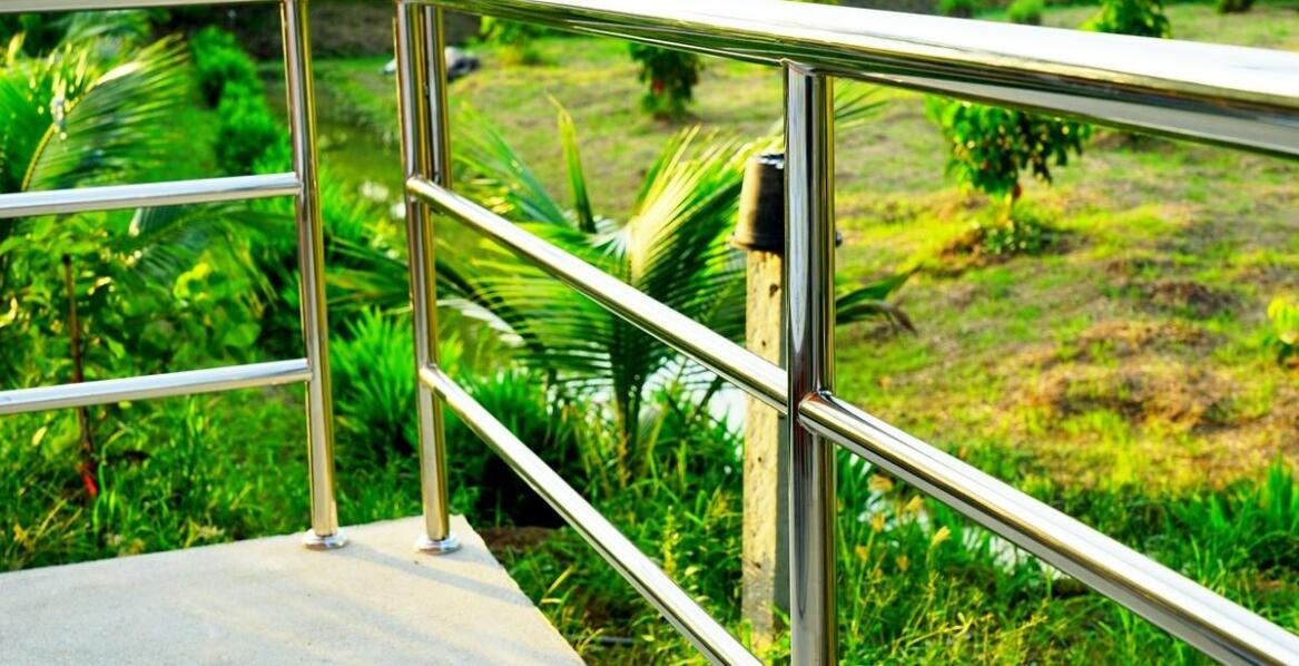 Estetyka i funkcjonalność - jak barierka zewnętrzna ze stali nierdzewnej wpisuje się w nowoczesne projekty architektoniczne?