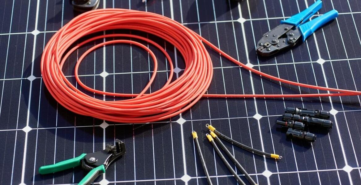 Zastosowanie rozdzielnic do fotowoltaiki w przemyśle: korzyści i wyzwania