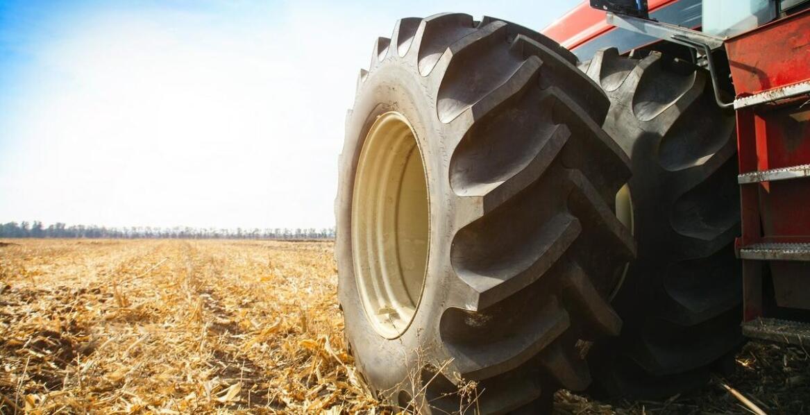Jak mobilny serwis opon ułatwia obsługę sezonową maszyn rolniczych?