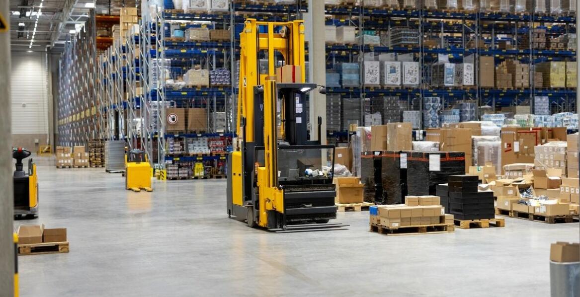 Rola wózków transportowych w optymalizacji logistyki zakładów przetwórczych