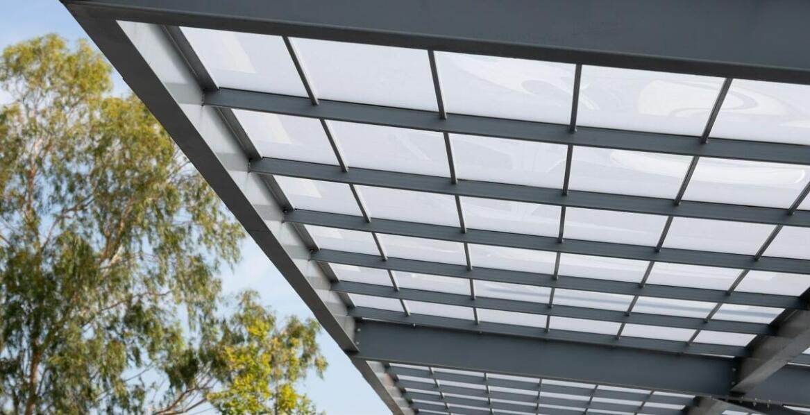 Proces montażu dachu z poliwęglanu litego: kluczowe aspekty