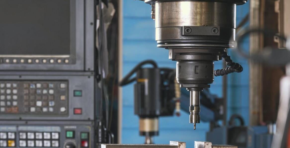 Zastosowanie nowoczesnych maszyn w produkcji wyposażenia sklepów