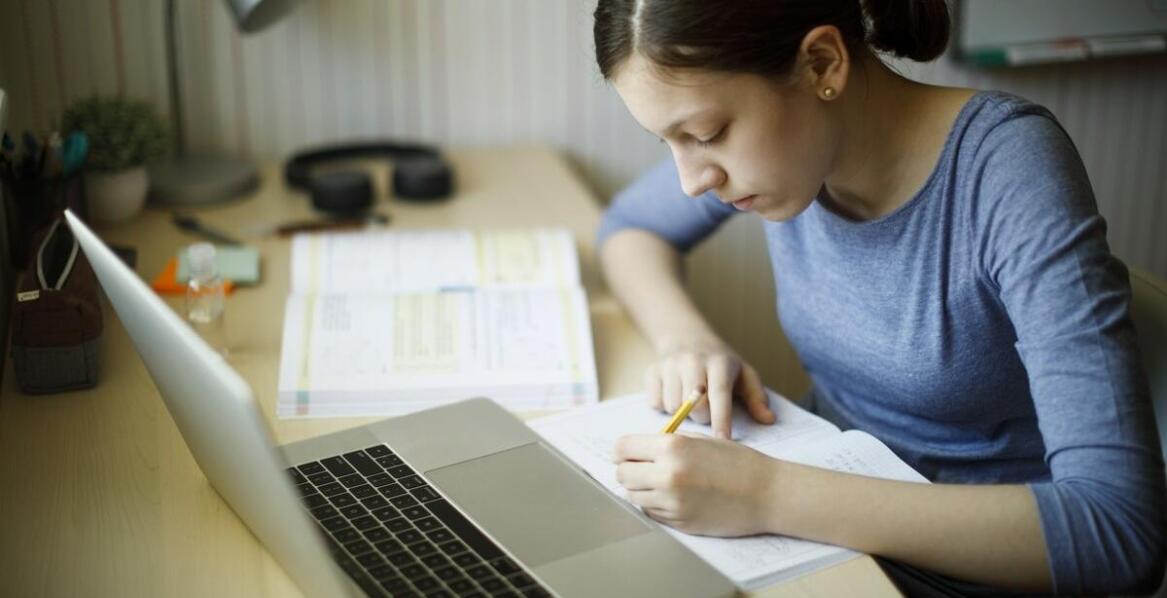 Przegląd funkcji oceny postępów na platformie edukacyjnej