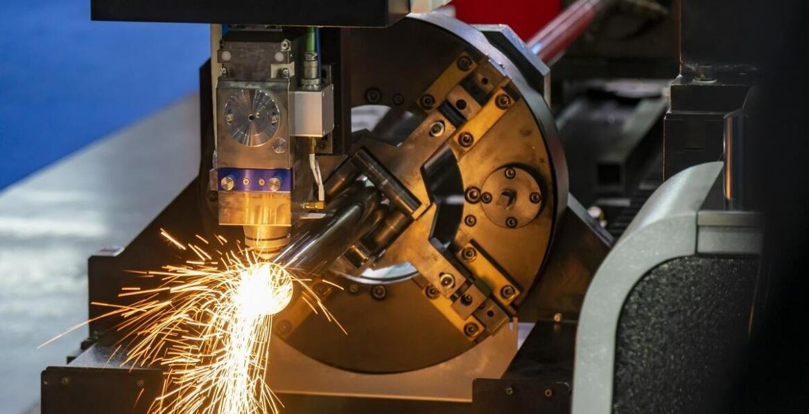 Jak nowoczesne maszyny optymalizują proces laserowego cięcia rur?