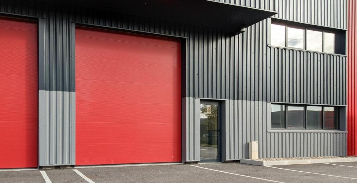 Jakie cechy wyróżniają przemysłowe bramy garażowe na tle konkurencji?