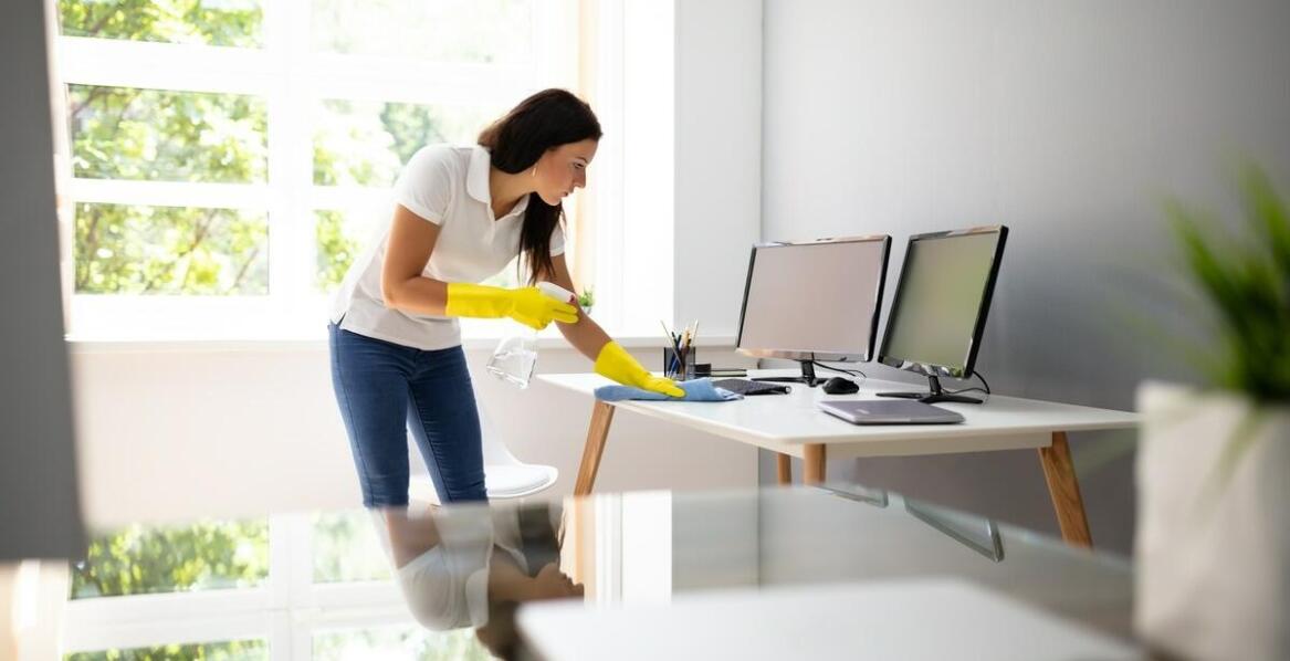 Jakie techniki stosują profesjonaliści przy sprzątaniu dużych obiektów komercyjnych?