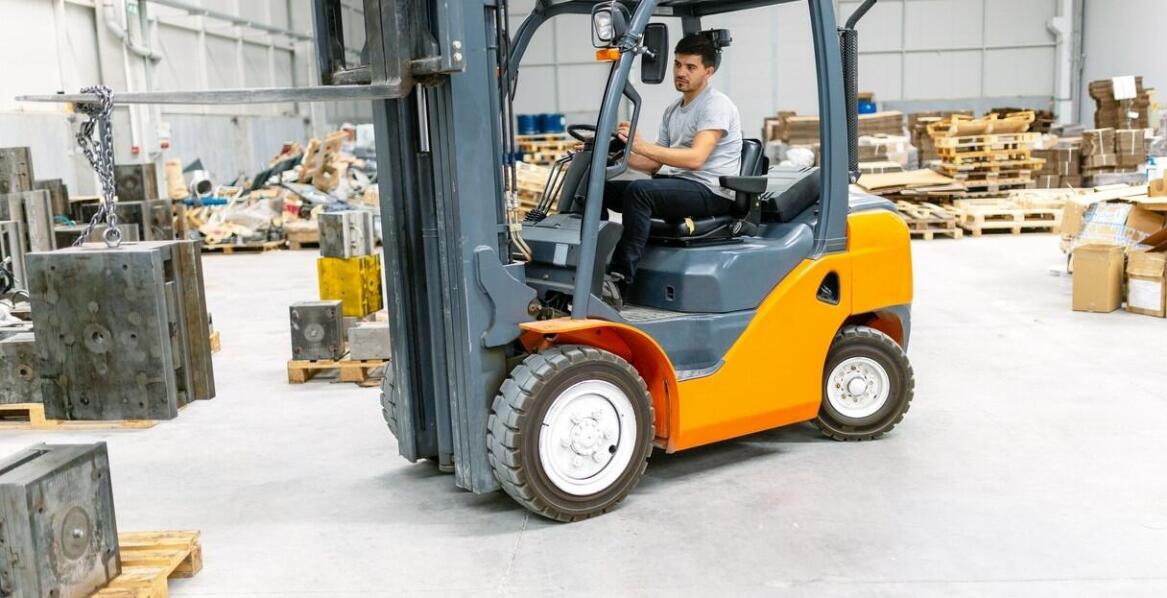 Różnorodność asortymentu w sprzedaży wózków widłowych – co oferujemy?