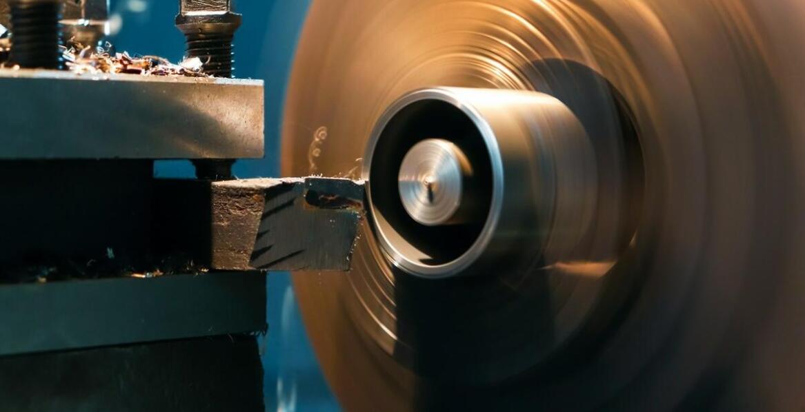 Toczenie CNC a oszczędność materiału – co warto wiedzieć?