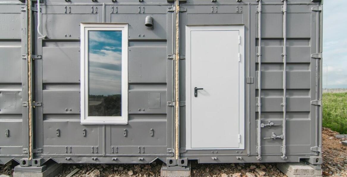 Kontenery z płyty warstwowej – optymalne rozwiązanie dla przechowywania sezonowego