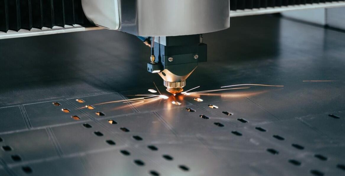 Wycinanie laserowe a personalizacja projektów – nowe możliwości dla firm