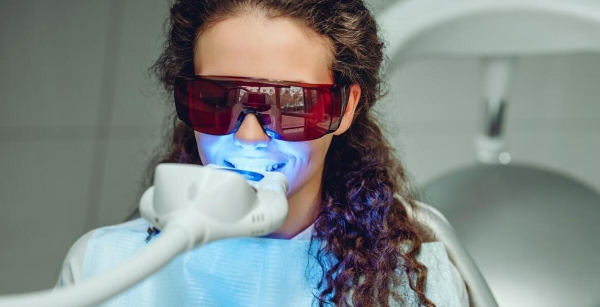 Czym różni się profesjonalne wybielanie zębów od domowych metod?