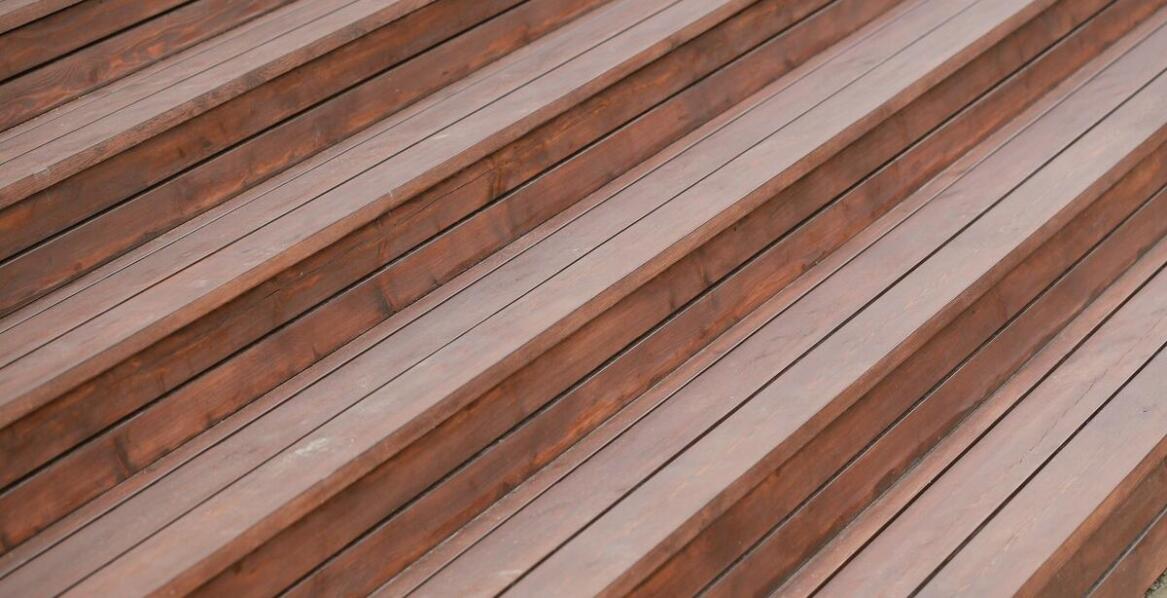 Rola impregnowanego drewna w kosztach i jakości domów drewnianych całorocznych