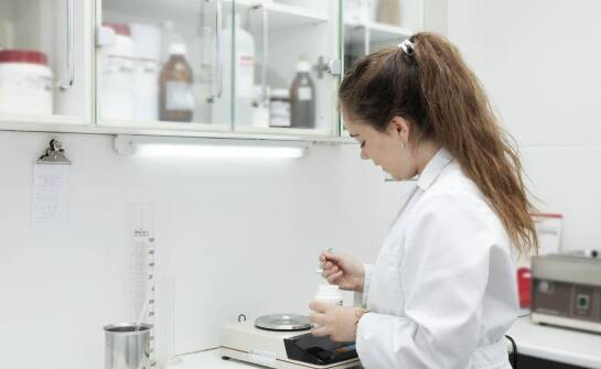 Jakie są zalety współpracy z profesjonalnym dystrybutorem surowców kosmetycznych?