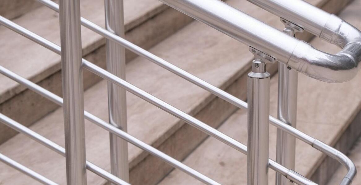 Porównanie drabin aluminiowych jednostronnych i dwustronnych – które wybrać?