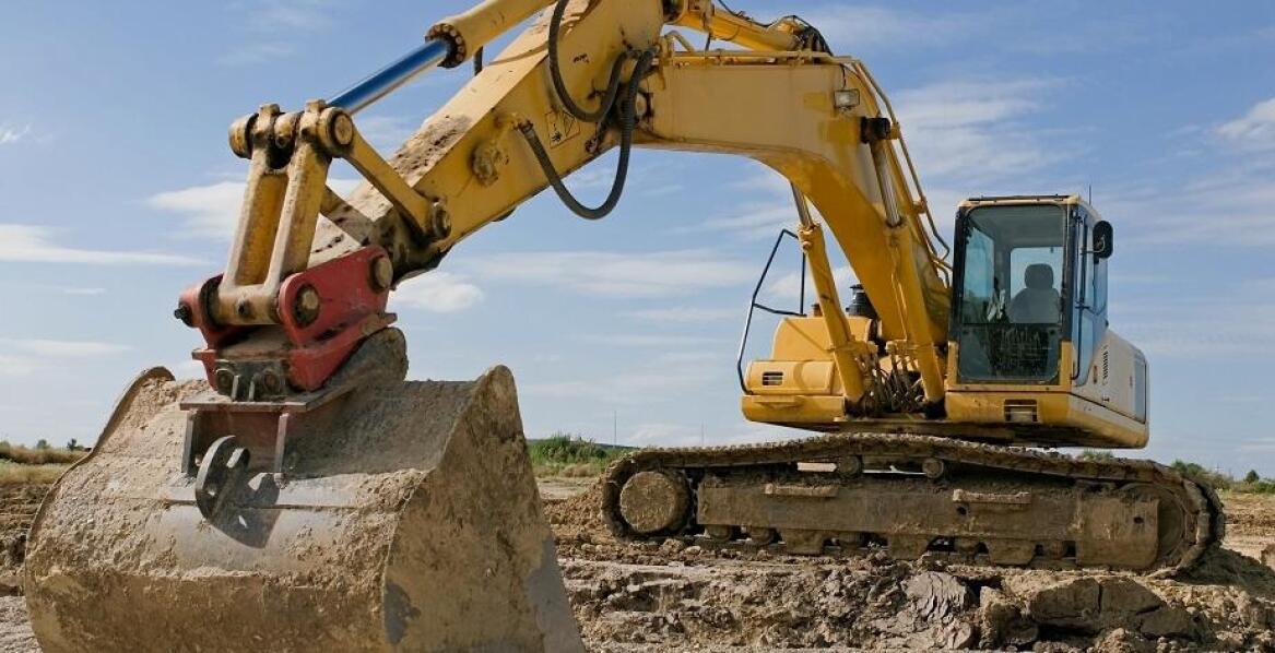 Rola wynajmu koparki w procesie tworzenia nasypów i niwelacji terenu