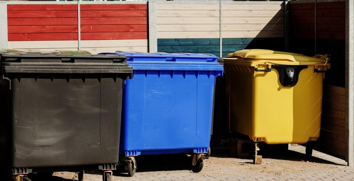 Plastikowe pojemniki na odpady a kontenery na śmieci budowlane – co wybrać?