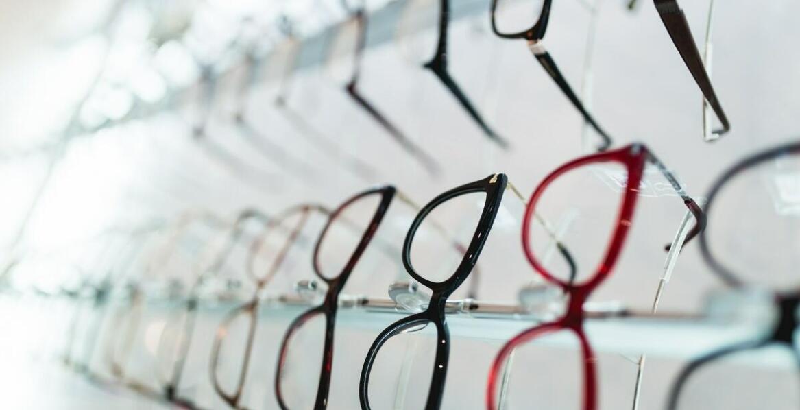 Dlaczego warto skorzystać z pomocy specjalisty przy wyborze oprawek?