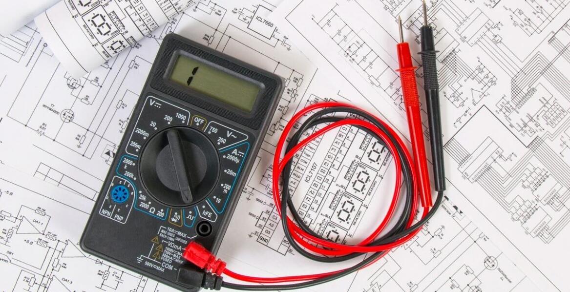 Jakie czynniki wpływają na wybór transformatora jednofazowego dla aplikacji przemysłowych?