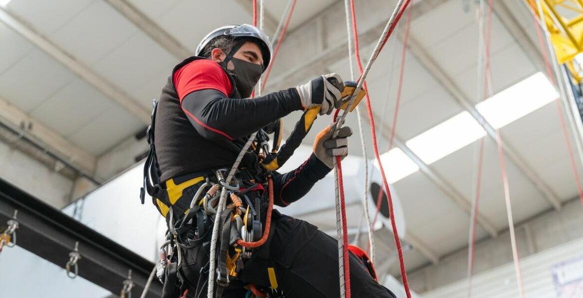 Jak ekipa alpinistyczna radzi sobie z trudnodostępnymi miejscami?