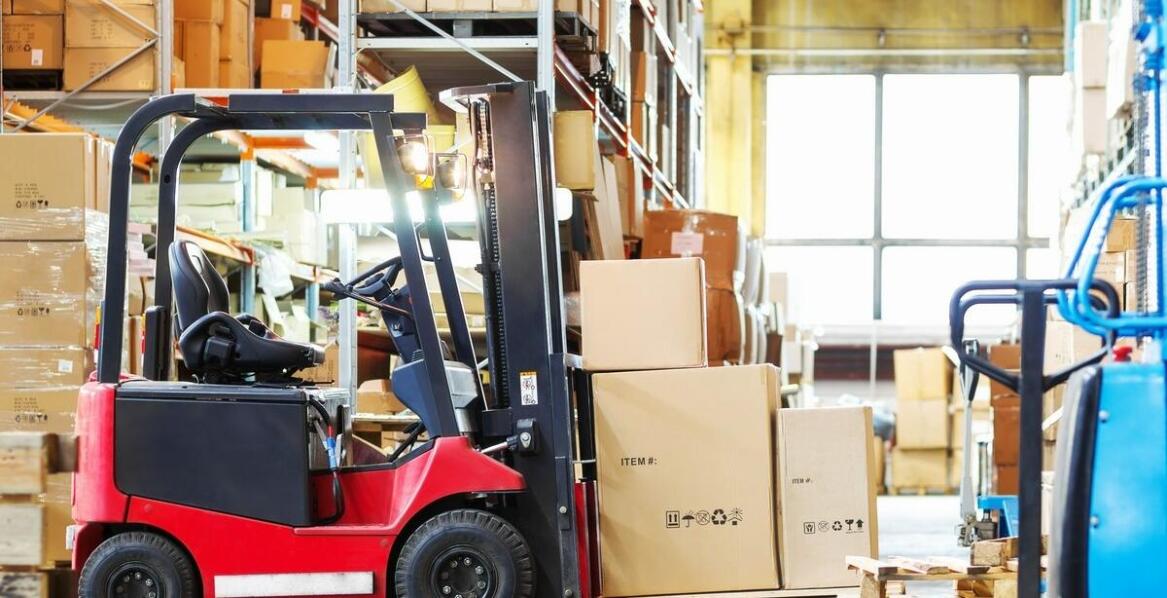 Na co zwrócić uwagę wybierając firmę do transportu wózków widłowych?