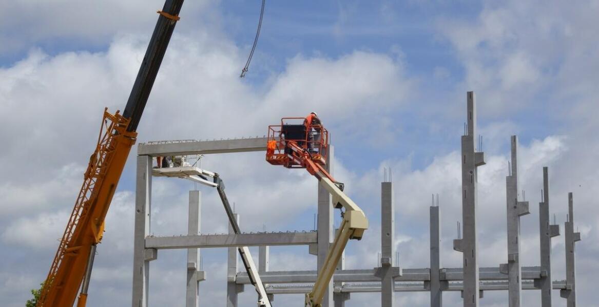 Efektywność dźwigów w montażu konstrukcji stalowych