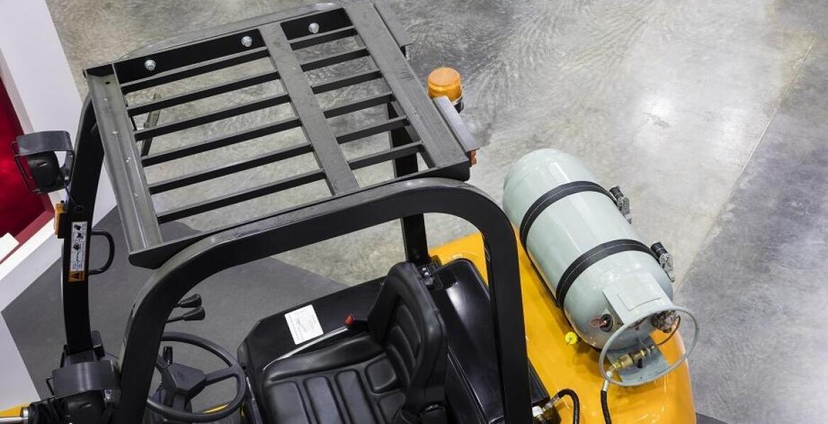 Jak wynajem wózków gazowych wpływa na zmniejszenie emisji spalin?