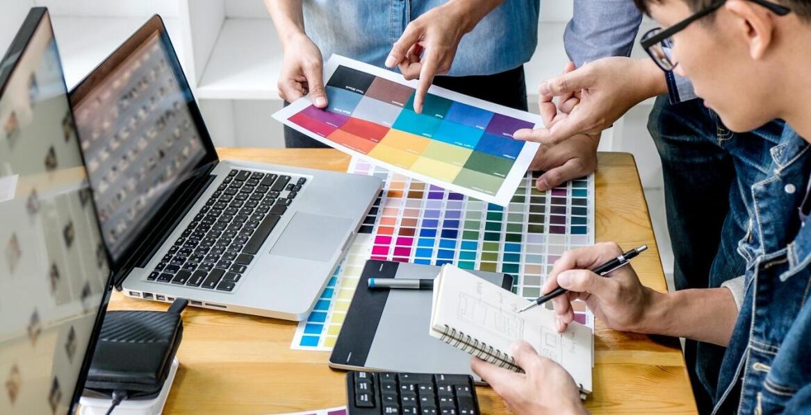 Drukarnia internetowa a tradycyjna: co przemawia za wyborem online?