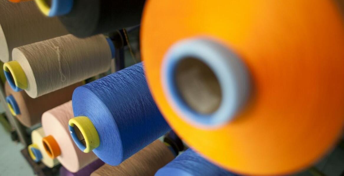 Maglowanie w pralni przemysłowej – dlaczego warto?