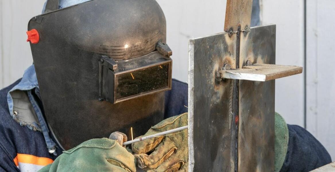 Jak spawanie aluminium wpływa na trwałość konstrukcji reklamowych?