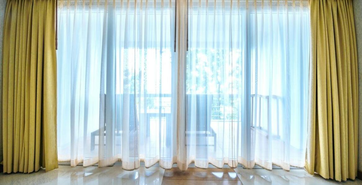 Przewodnik po wyborze kolorów i wzorów plis okiennych dla Twojego domu
