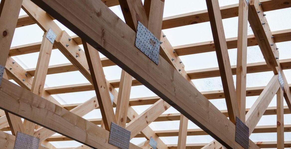 Wybór łat i kontrłat – kluczowe elementy konstrukcji dachu