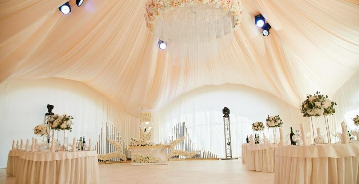 Wypożyczalnia obrusów – jak zorganizować przyjęcie w stylu glamour?