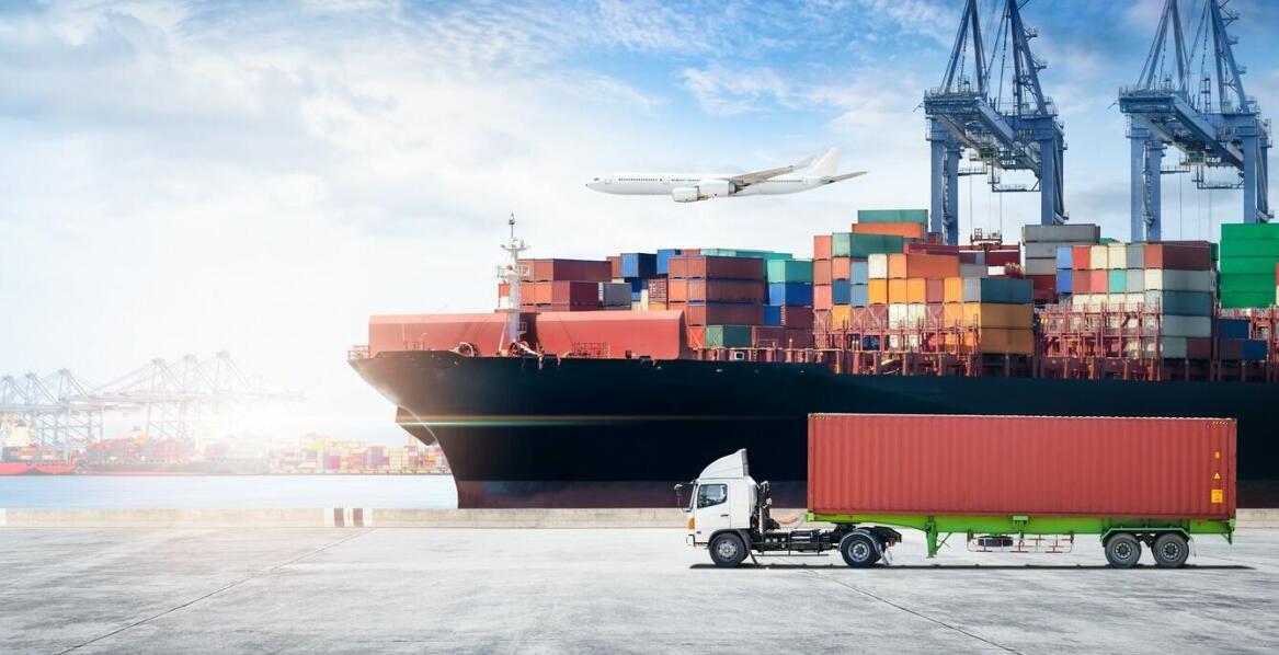 Przesyłki dłużycowe – jak porównać oferty różnych przewoźników?