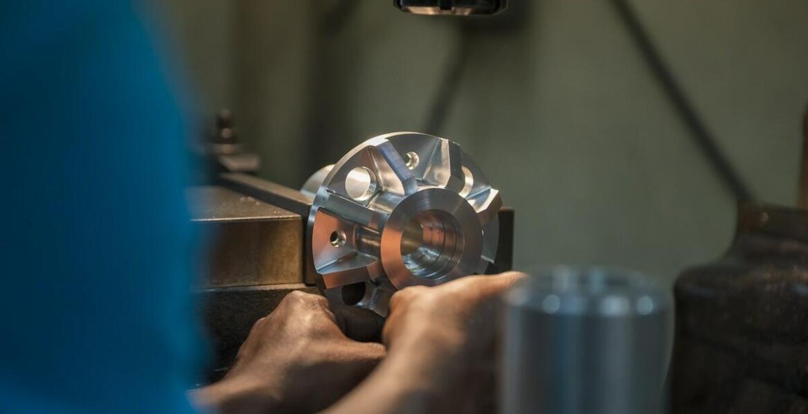 Jak precyzyjna obróbka metalu wpływa na jakość produktów przemysłowych?