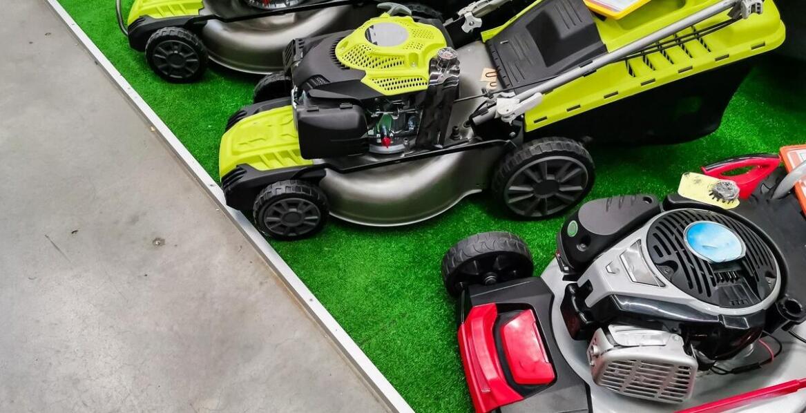 Zalety kosiarek akumulatorowych w pielęgnacji małych ogrodów