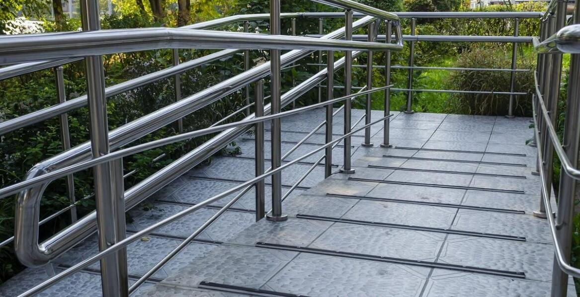 Wybór odpowiednich krawężników najazdowych do projektów komercyjnych