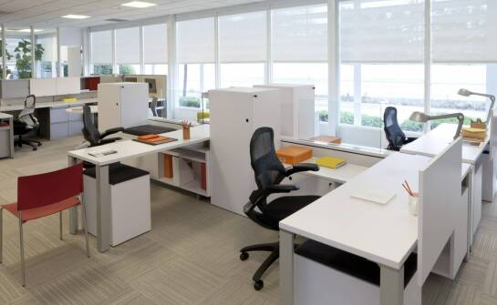 Optymalizacja przestrzeni biurowej dzięki nowoczesnym rozwiązaniom sprzętowym