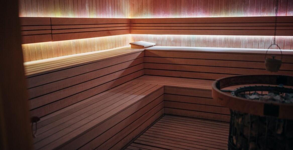 Sauna sucha i parowa – relaksacyjne udogodnienia w ośrodku wczasowym