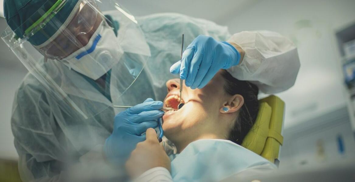 Jakie są różnice między chirurgicznym a tradycyjnym usuwaniem ósemek?