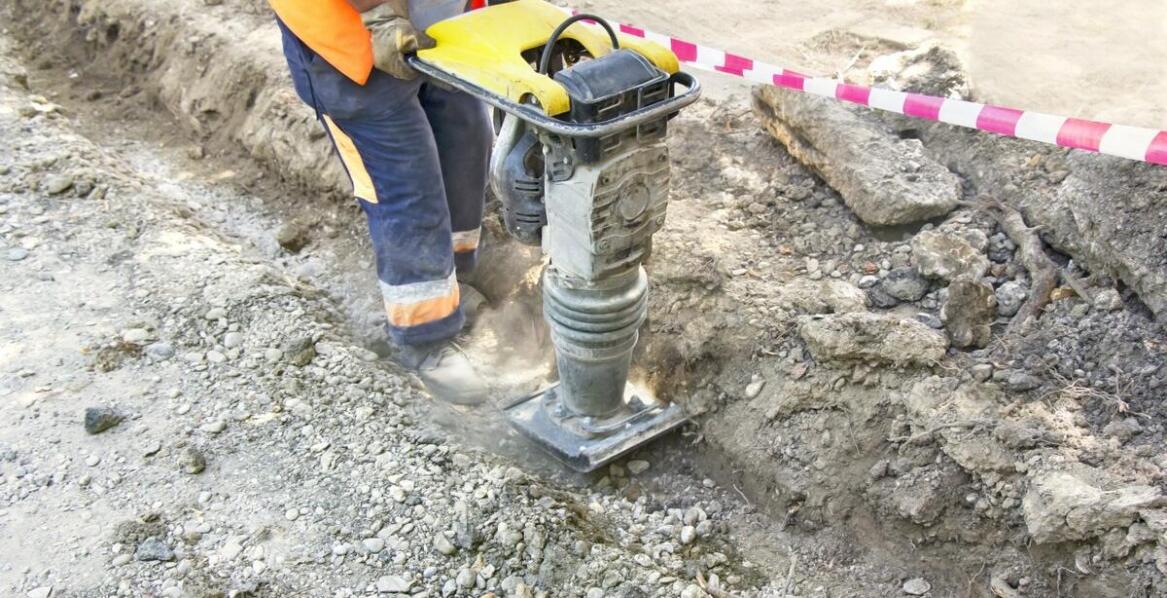 Wibratory do betonu: jakie są korzyści z ich stosowania na placu budowy?