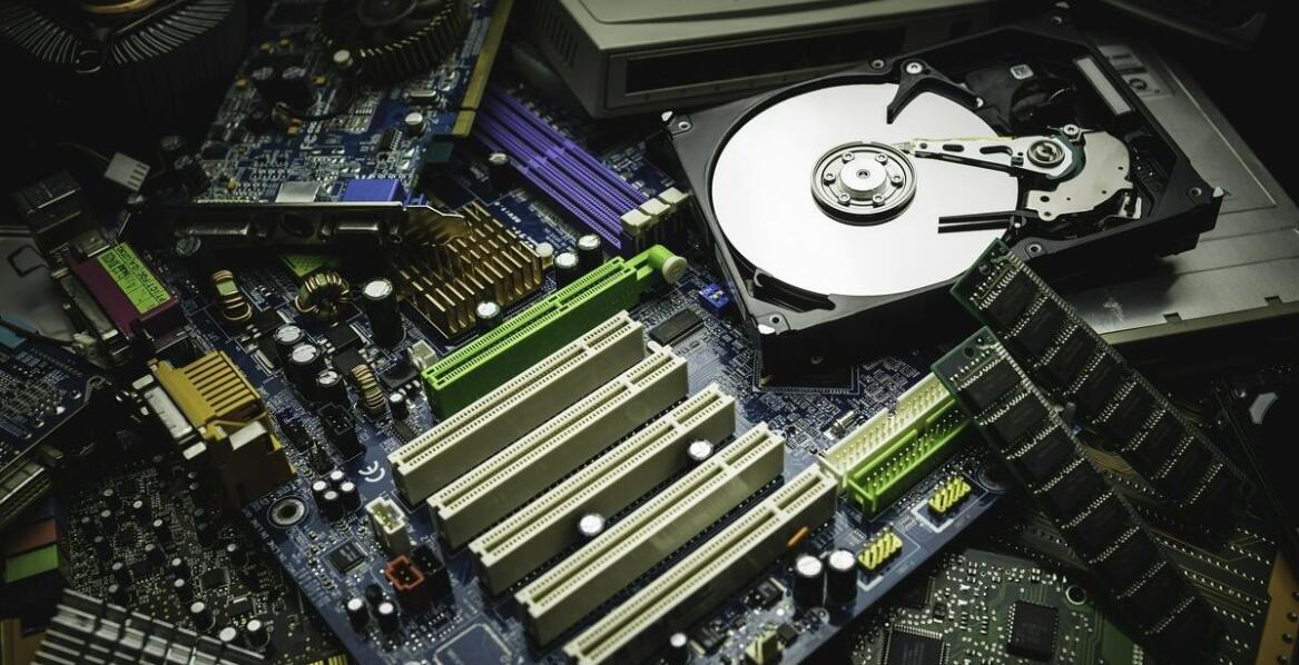 Jakie zalety mają tanie czyściwa przemysłowe w przemyśle elektronicznym?