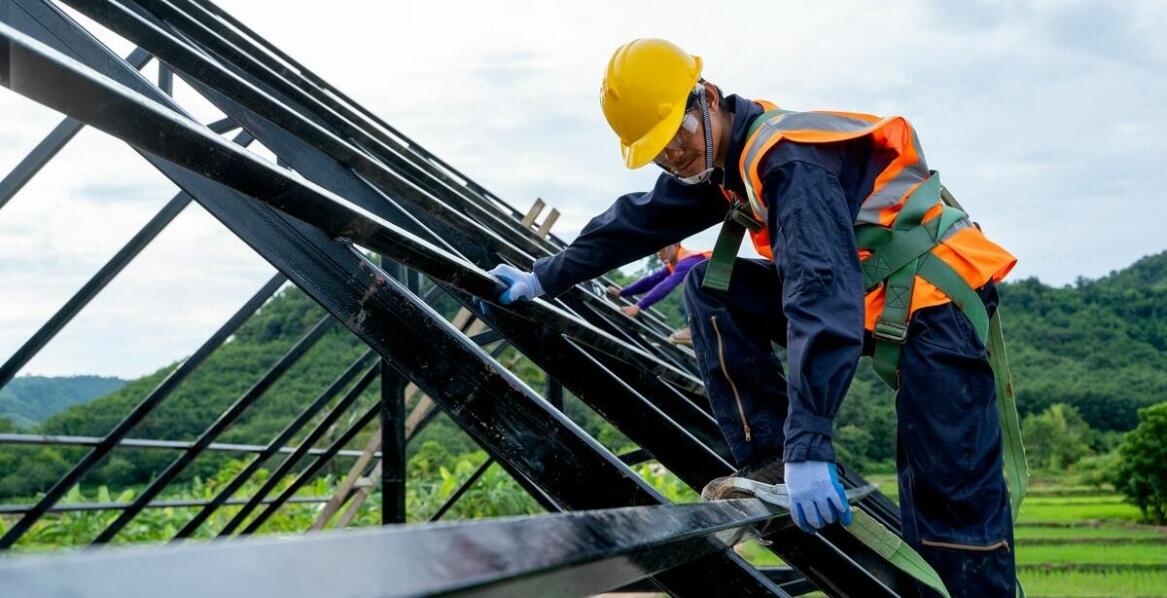 Jak doświadczeni dekarze wpływają na jakość montażu dachów?